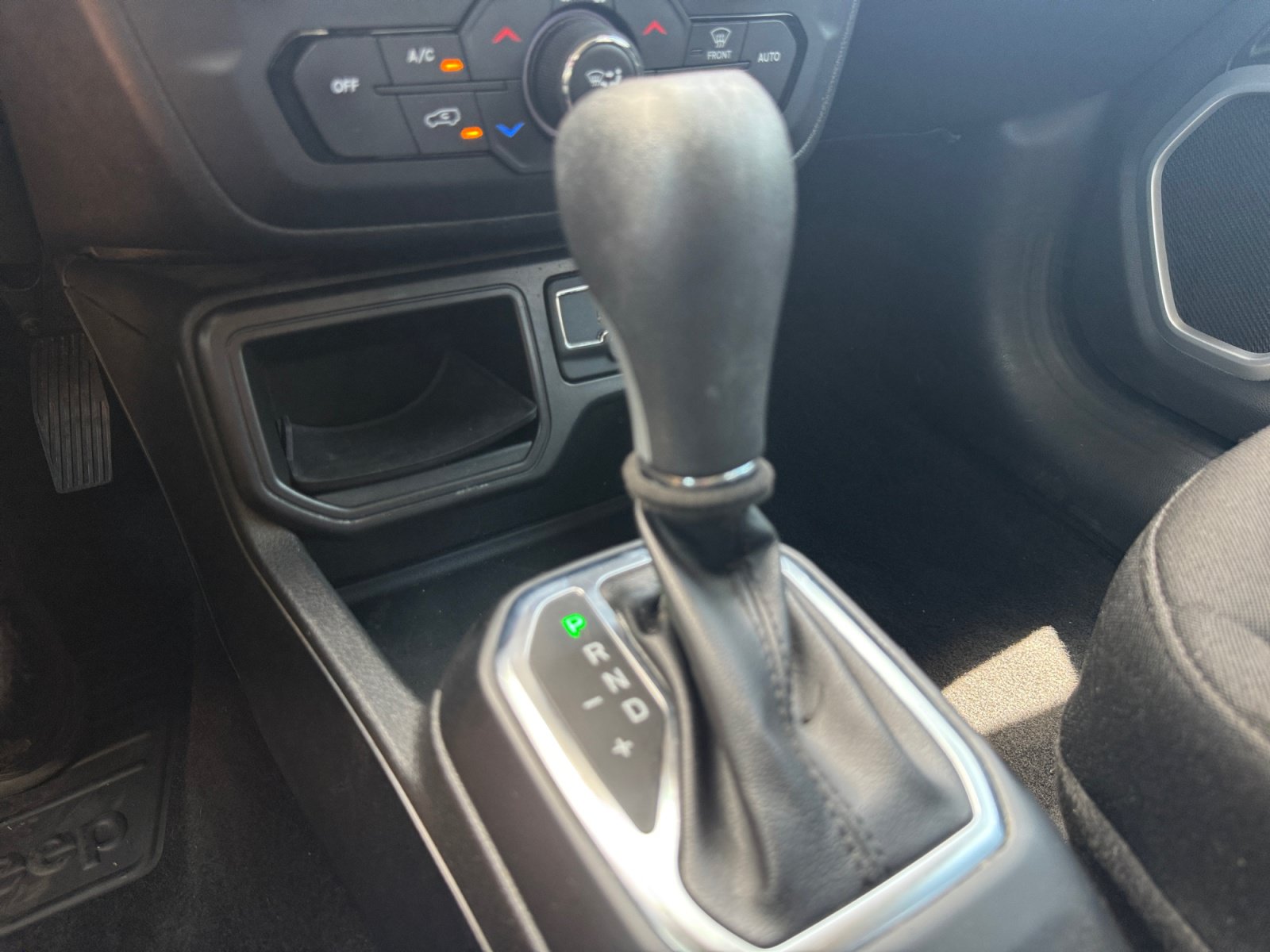 Used 2019 Jeep Renegade Latitude FWD image 22