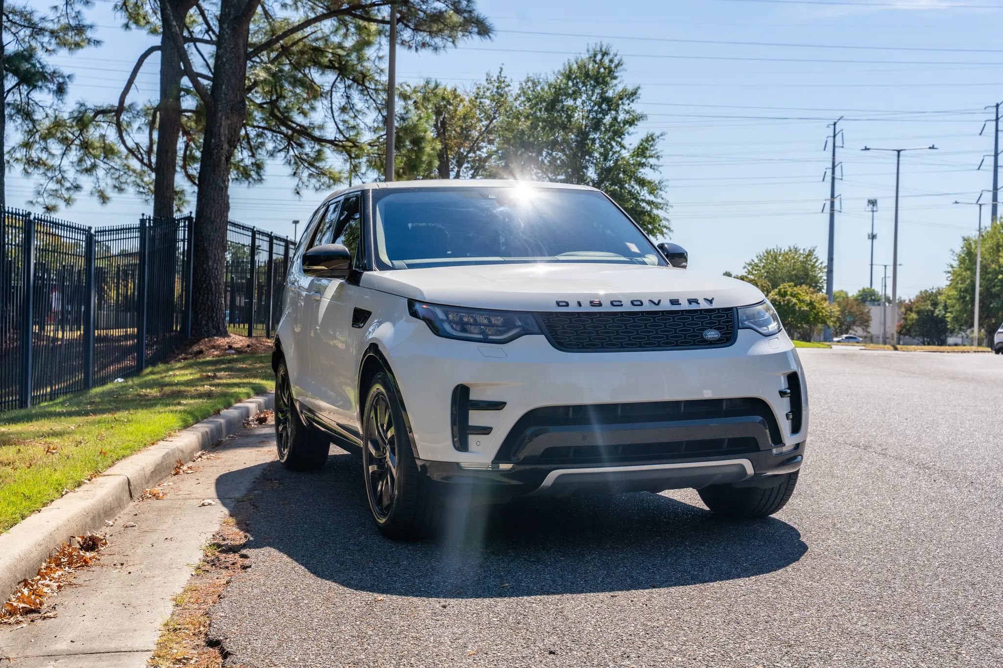 Used 2020 Land Rover Discovery Landmark AWD/4WD image 3
