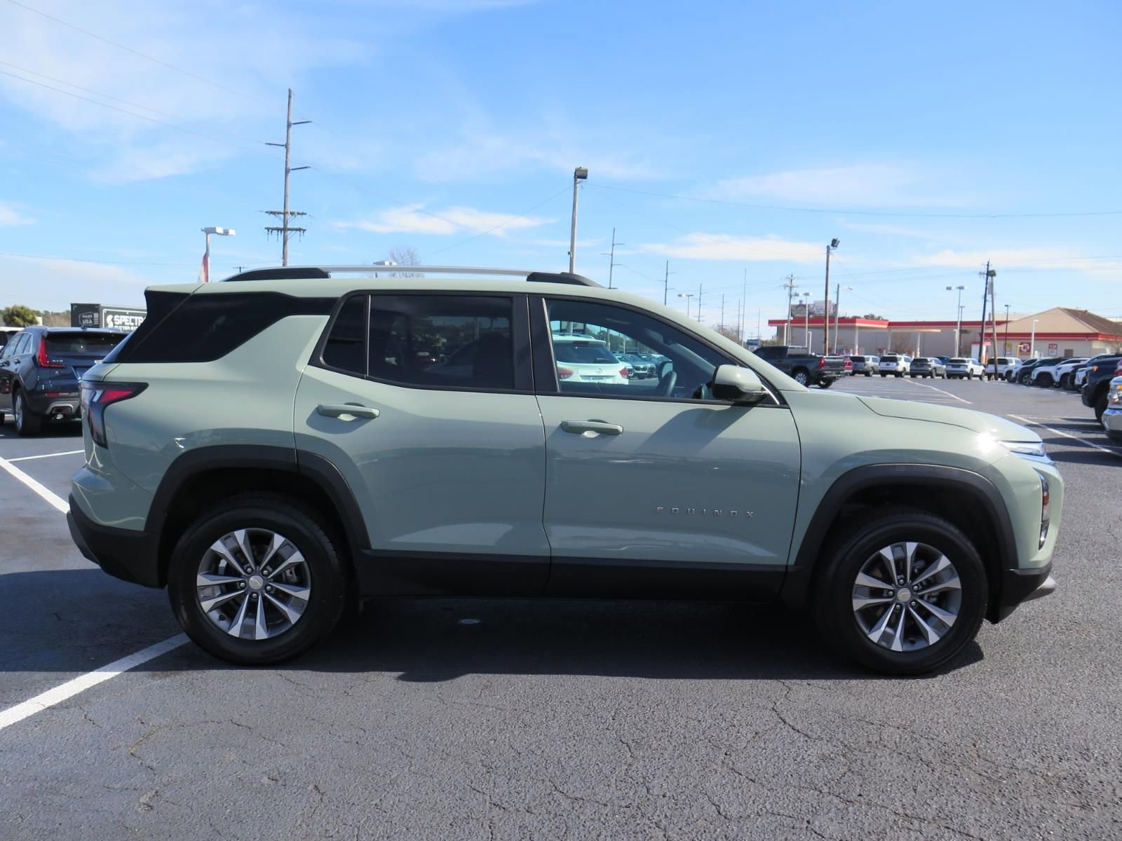 Used 2025 Chevrolet Equinox LT w/ Convenience Package II image 2