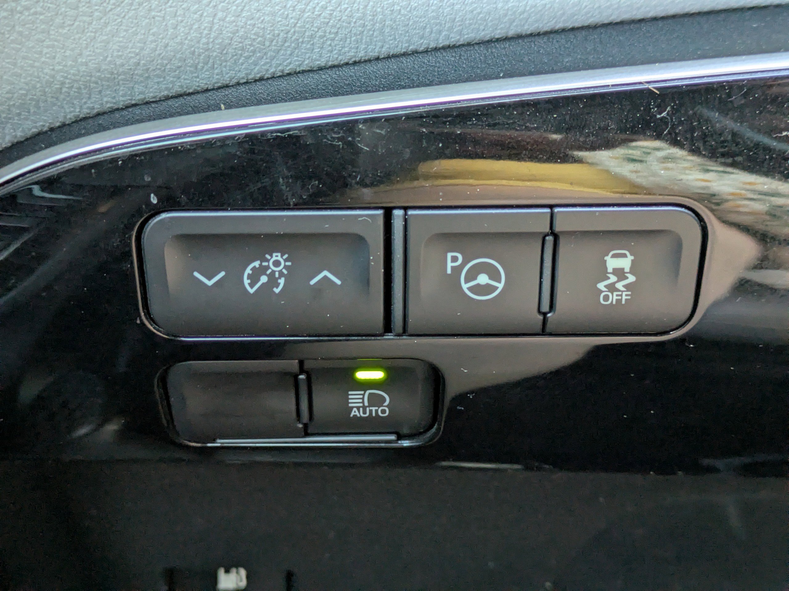 Used 2020 Toyota Prius LE image 25