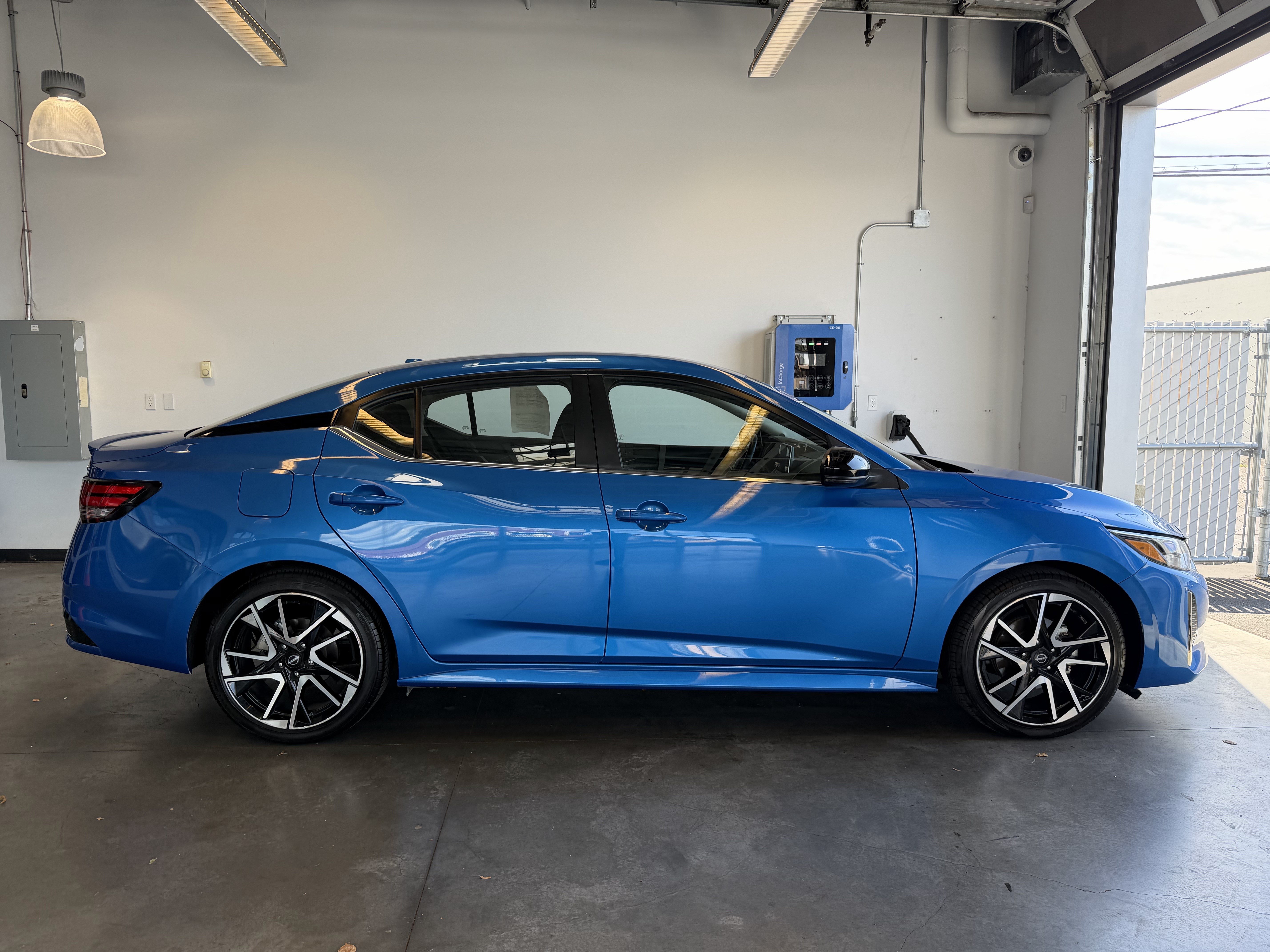 Used 2025 Nissan Sentra SR FWD image 2