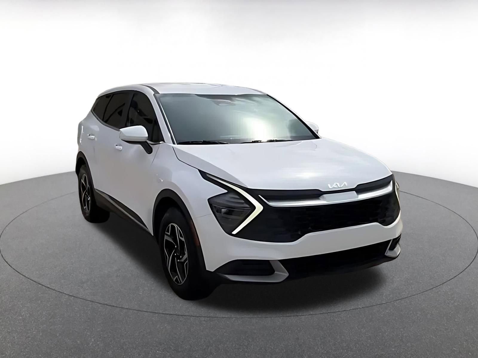 Used 2025 Kia Sportage LX image 3