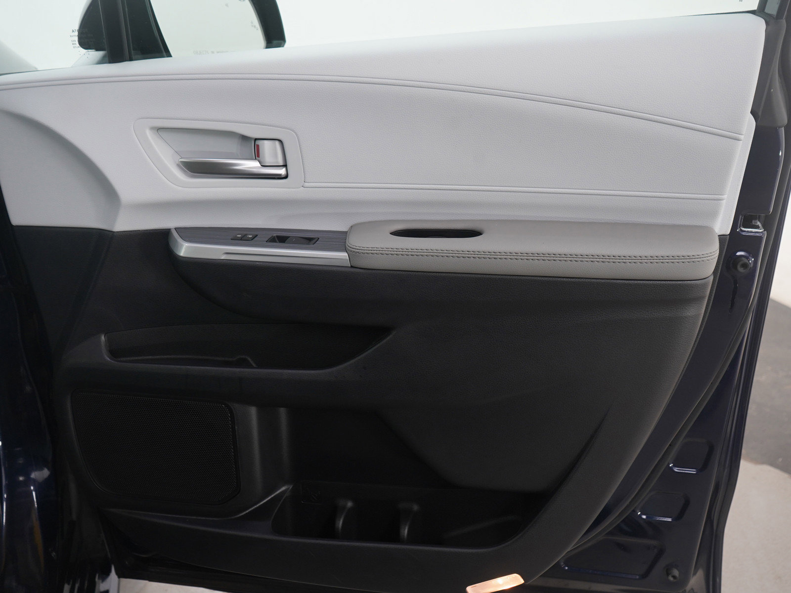 Used 2025 Toyota Sienna XLE image 12