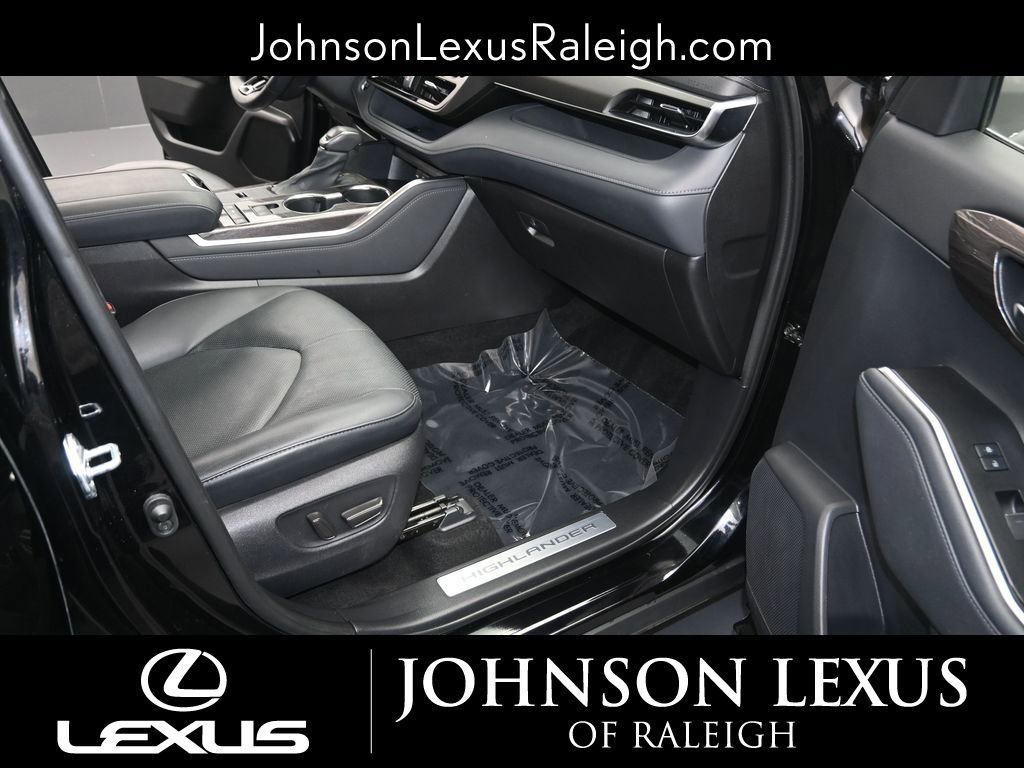 Used 2021 Toyota Highlander Limited image 14