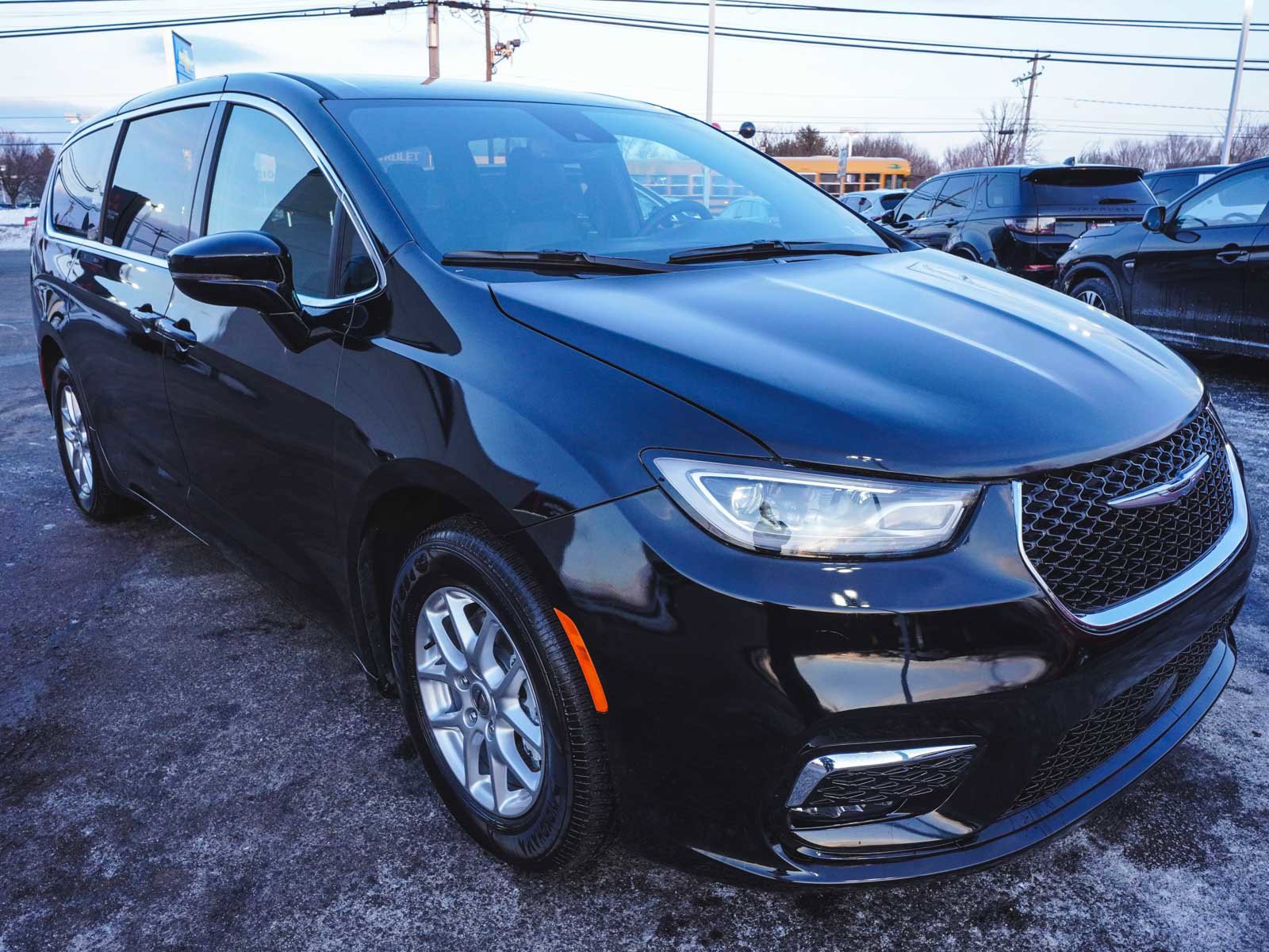 Used 2025 Chrysler Pacifica Select FWD image 3