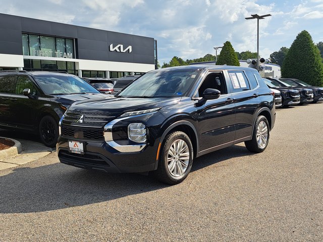 Used 2024 Mitsubishi Outlander ES AWD/4WD image 2