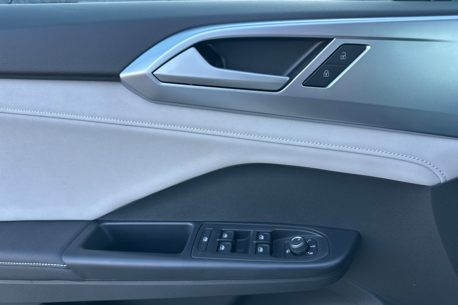 New 2026 Volkswagen Taos SE image 11