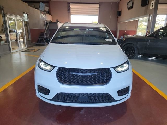 Used 2025 Chrysler Pacifica Limited image 4