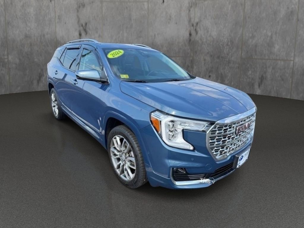 Used 2024 GMC Terrain Denali w/ Denali Premium Package AWD/4WD image 13