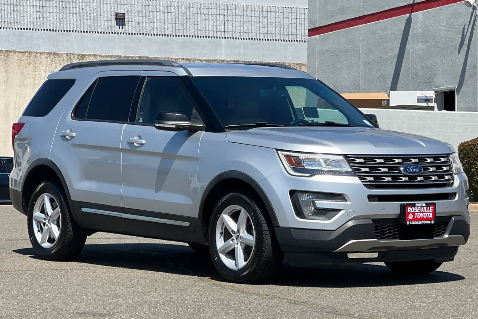 Used 2016 Ford Explorer XLT w/ Equipment Group 202A AWD/4WD image 5