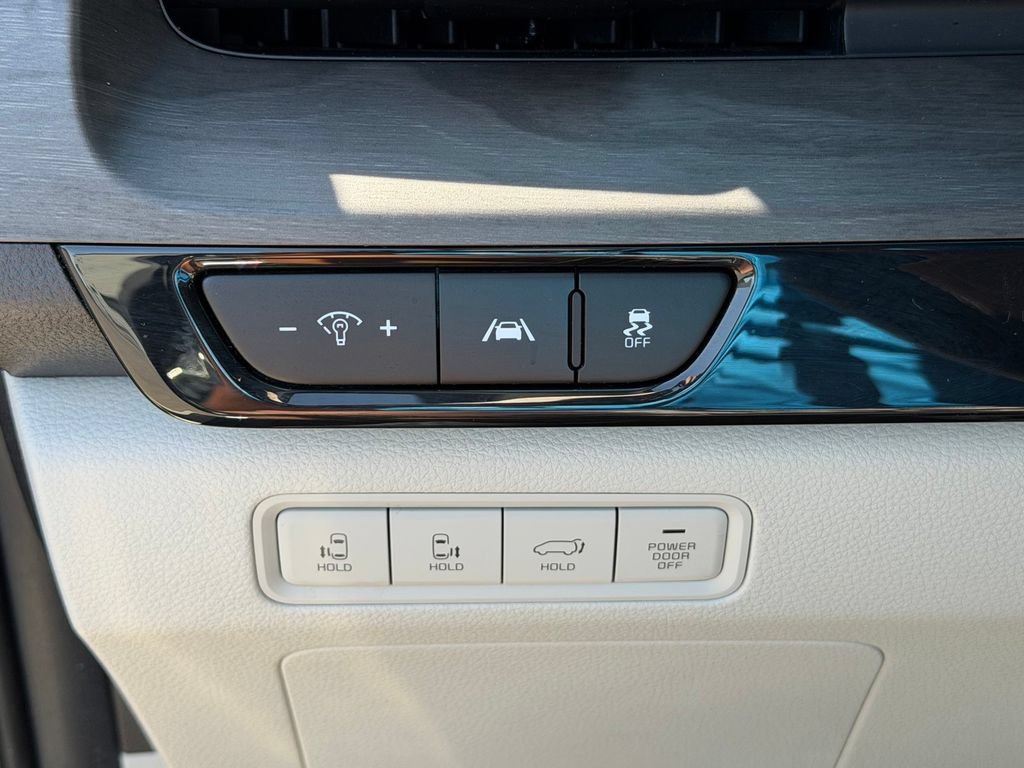 Used 2024 Kia Carnival EX FWD image 11