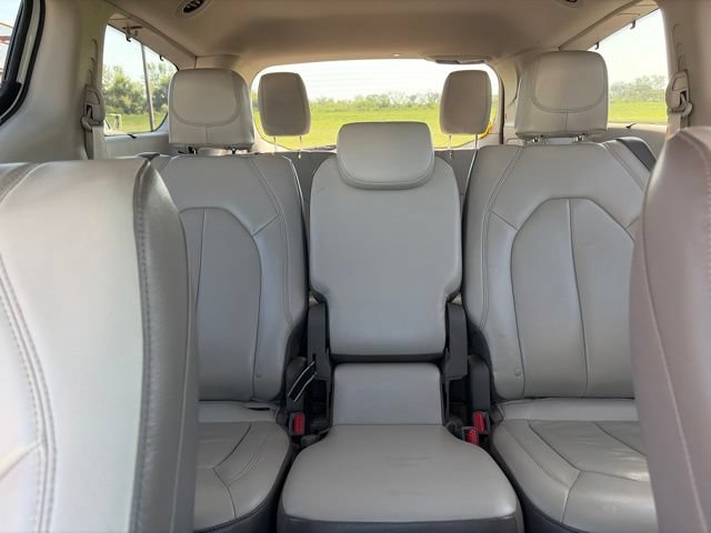 Used 2017 Chrysler Pacifica Touring-L w/ Tire & Wheel Group FWD image 17