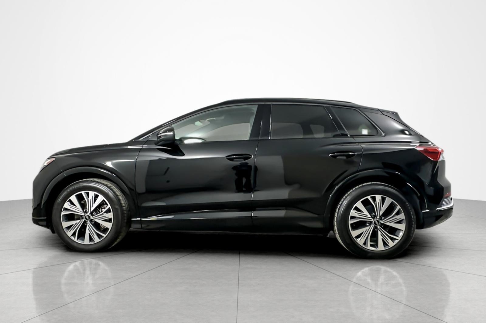 Used 2025 Audi Q4 e-tron Premium w/ Convenience Package RWD image 2