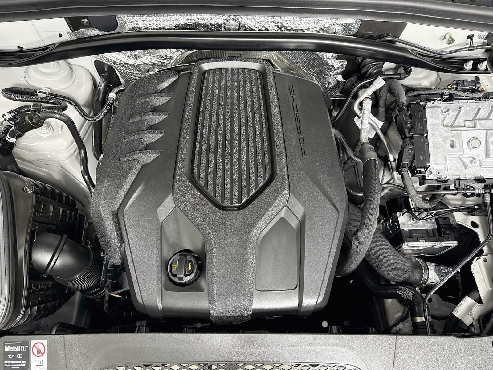 Certified 2025 Porsche Macan AWD/4WD image 31