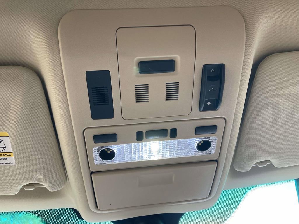 Used 2011 Land Rover Range Rover HSE image 19