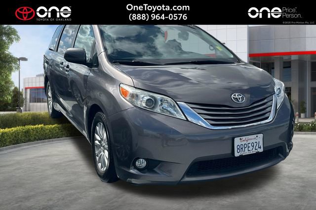 Used 2017 Toyota Sienna XLE w/ XLE Navigation Package FWD image 1