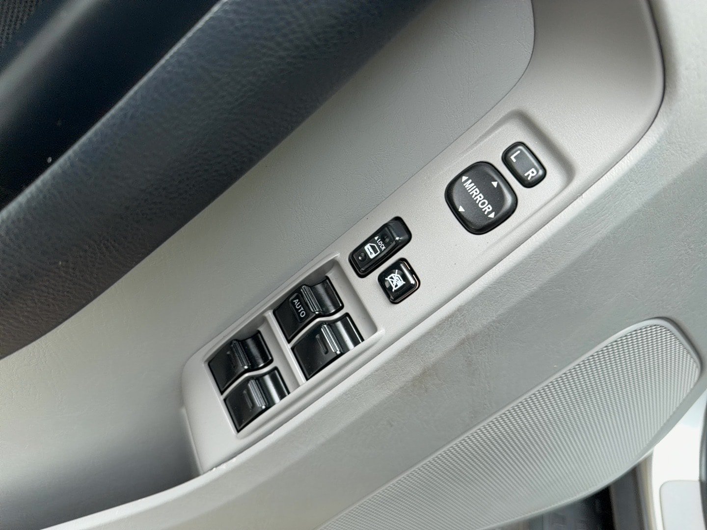 Used 2007 Toyota 4Runner SR5 AWD/4WD image 14