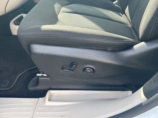Used 2023 Chrysler Voyager LX image 13