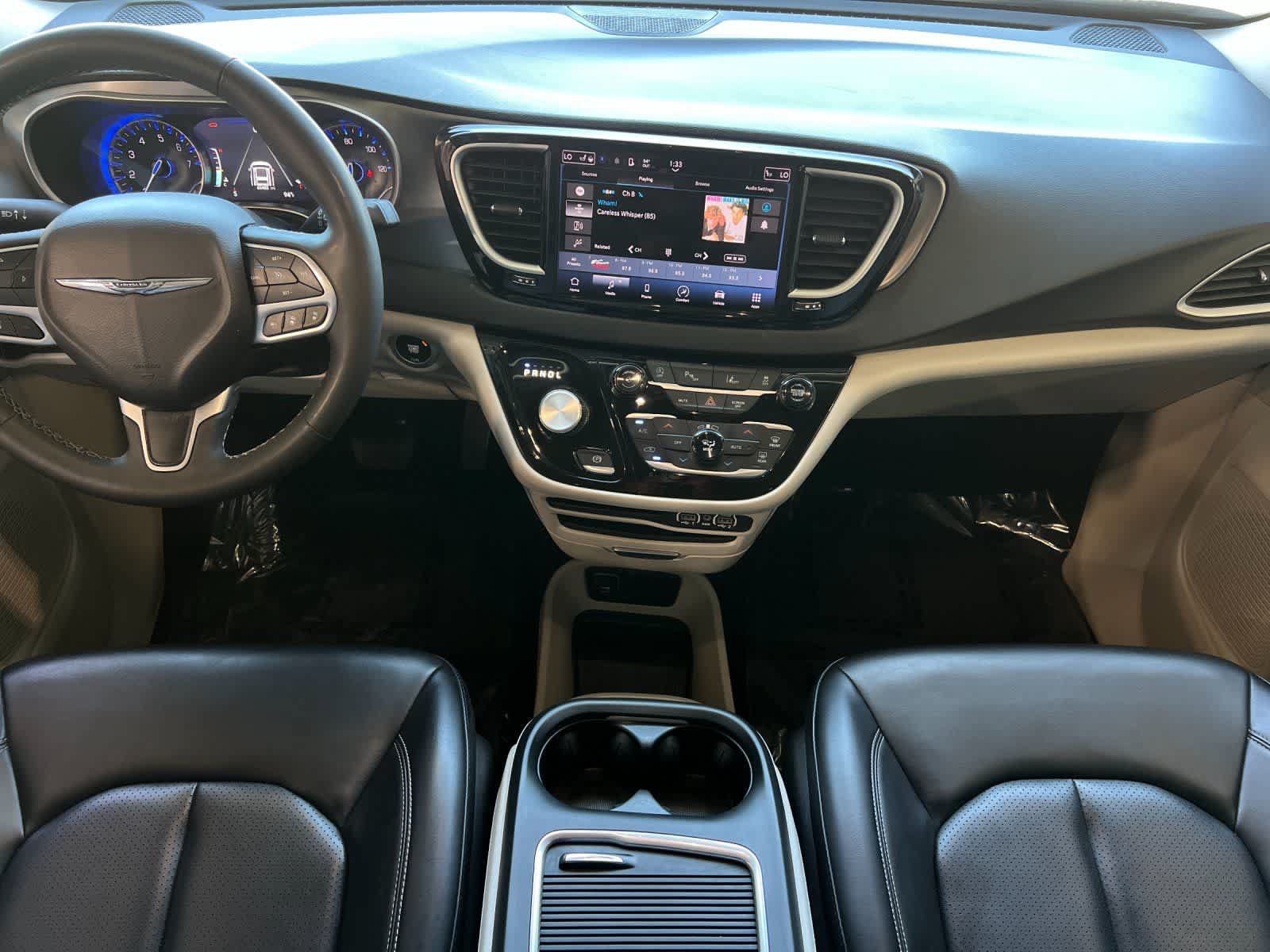 Used 2023 Chrysler Pacifica Touring-L FWD image 4