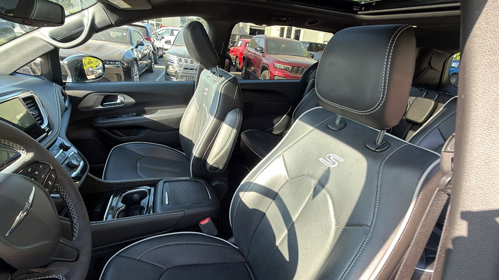 Used 2024 Chrysler Pacifica Premium FWD image 16