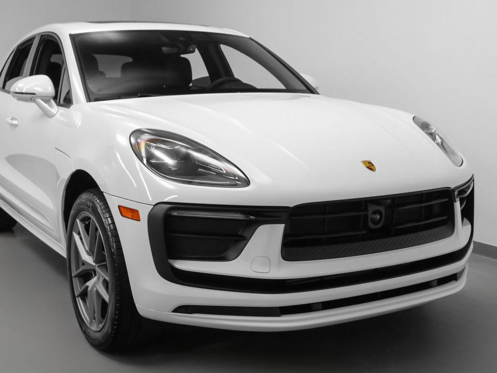 Certified 2025 Porsche Macan image 9