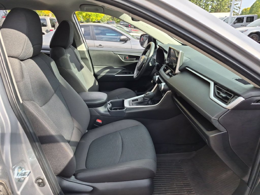 Used 2025 Toyota RAV4 LE AWD/4WD image 16