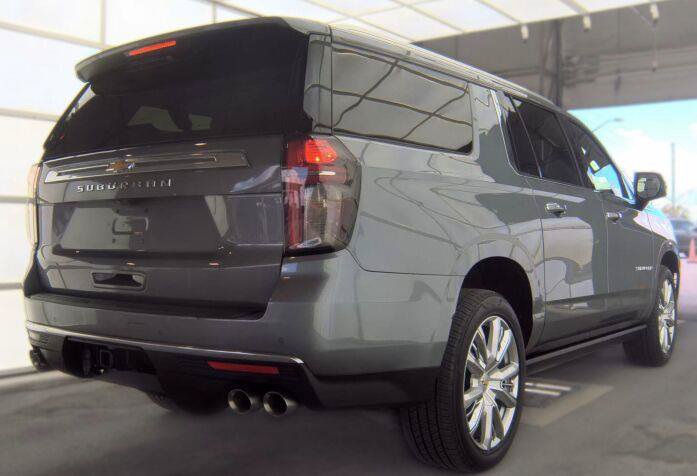 Used 2022 Chevrolet Suburban High Country RWD image 4