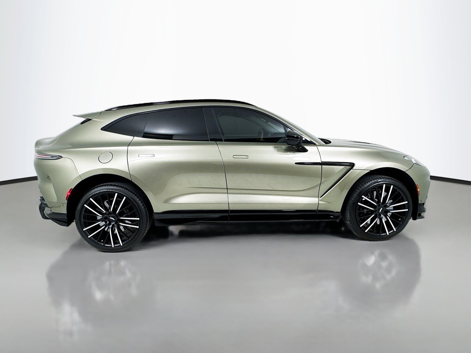 Used 2025 Aston Martin DBX 707 AWD/4WD image 9