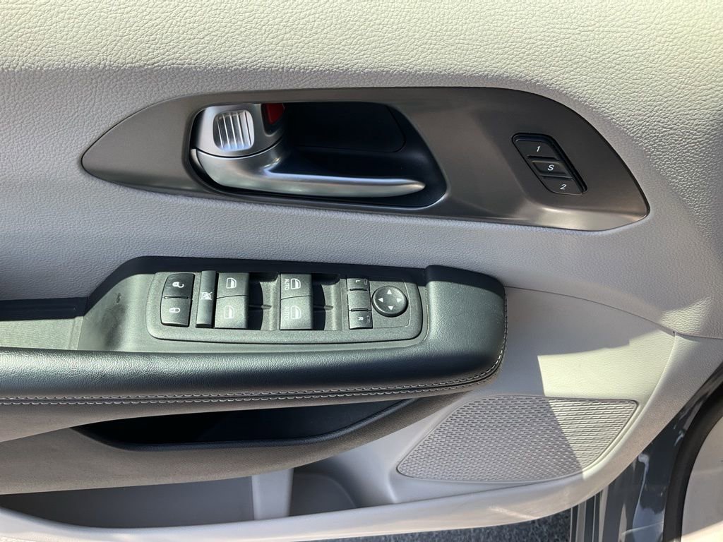 Used 2023 Chrysler Pacifica Touring-L image 4
