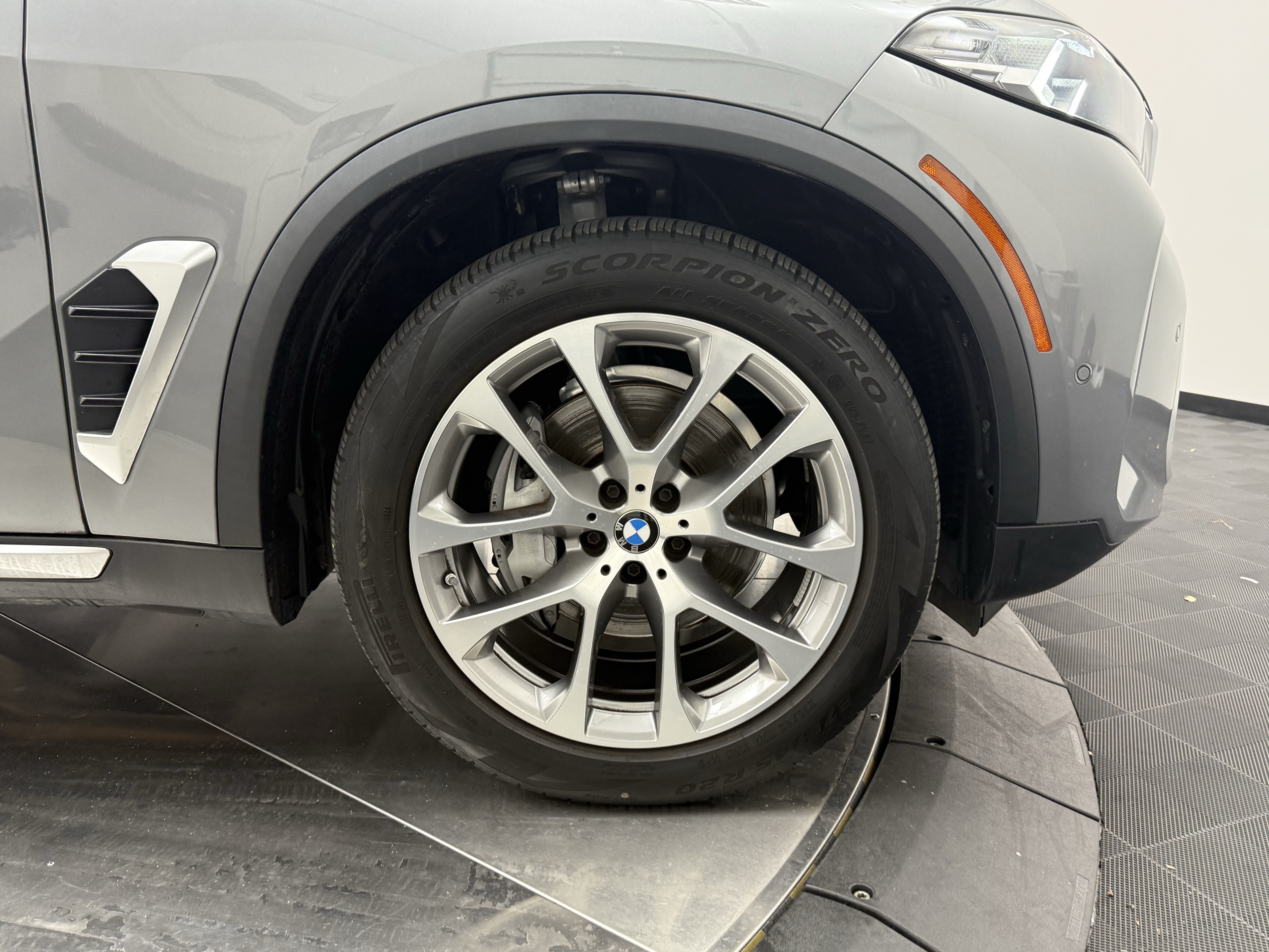 Used 2024 BMW X5 sDrive40i w/ Parking Assistance Package RWD image 9