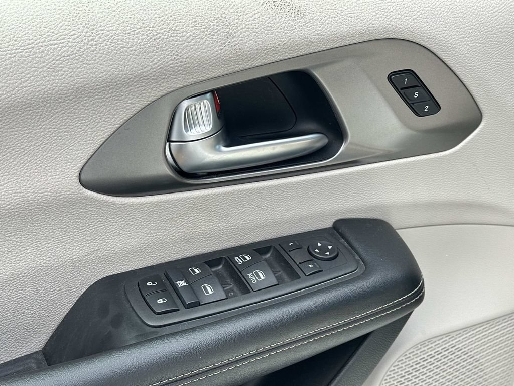 Used 2021 Chrysler Pacifica Touring-L FWD image 17