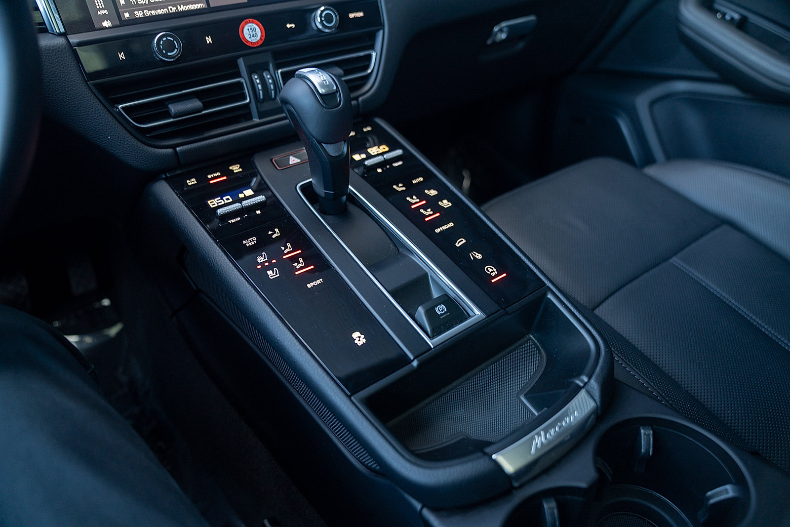 Certified 2025 Porsche Macan Turbo AWD/4WD image 13