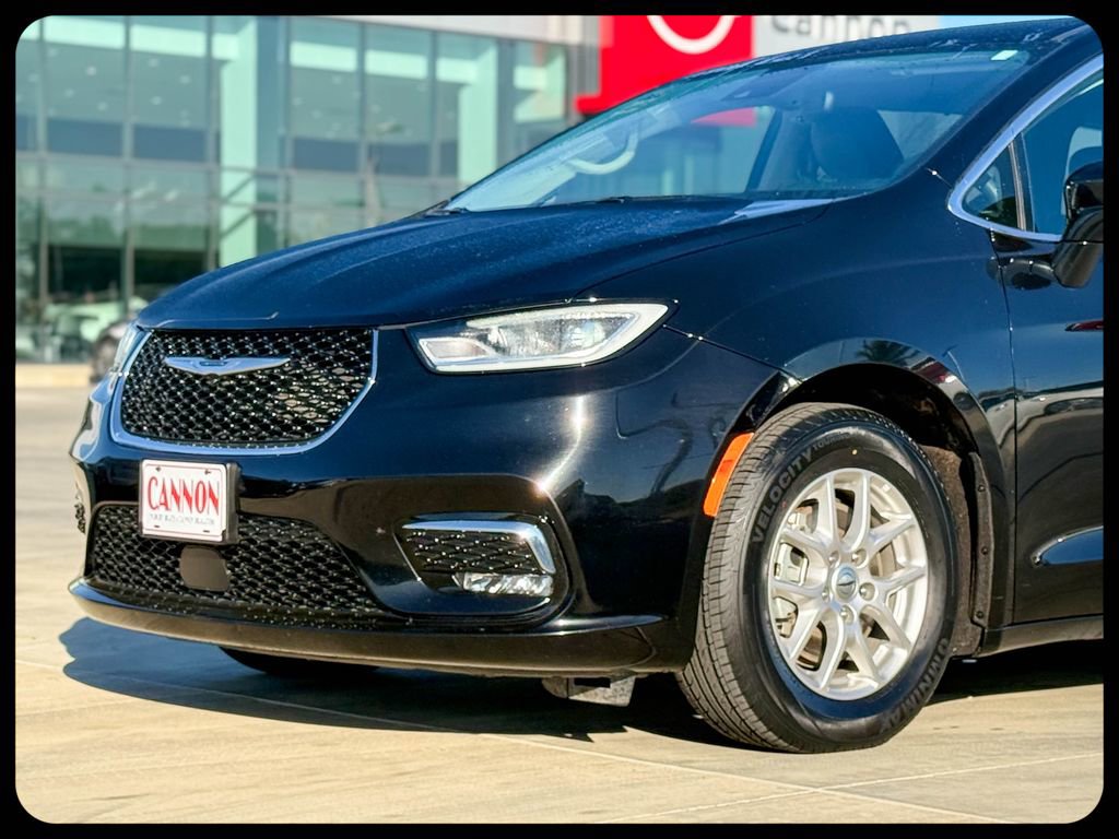 Used 2024 Chrysler Pacifica Touring-L image 2
