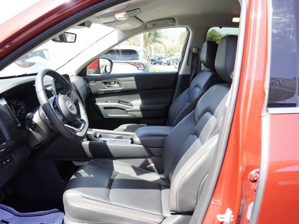 Used 2024 Nissan Pathfinder SL FWD image 15