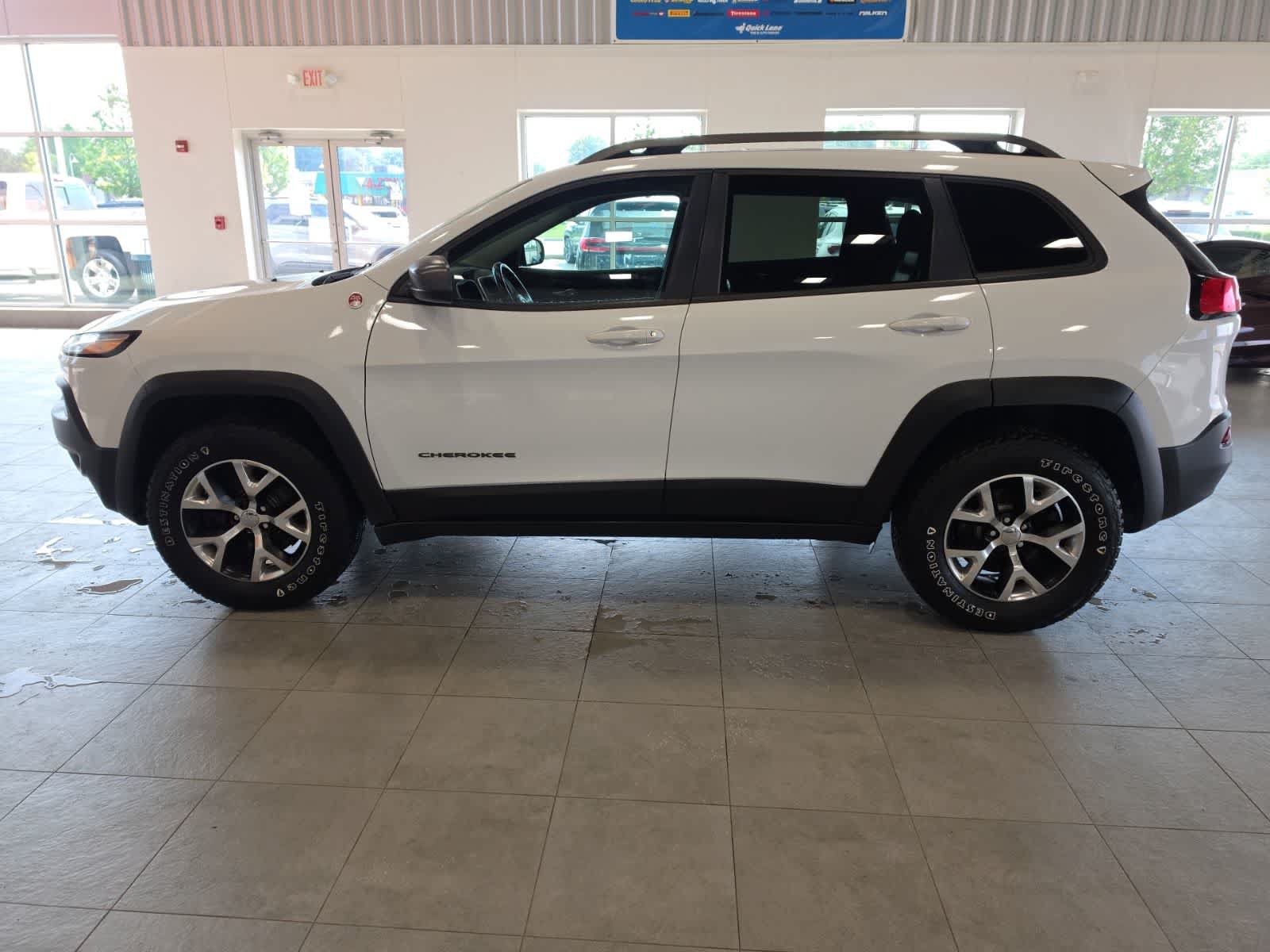 Used 2016 Jeep Cherokee Trailhawk w/ Cold Weather Group AWD/4WD image 12