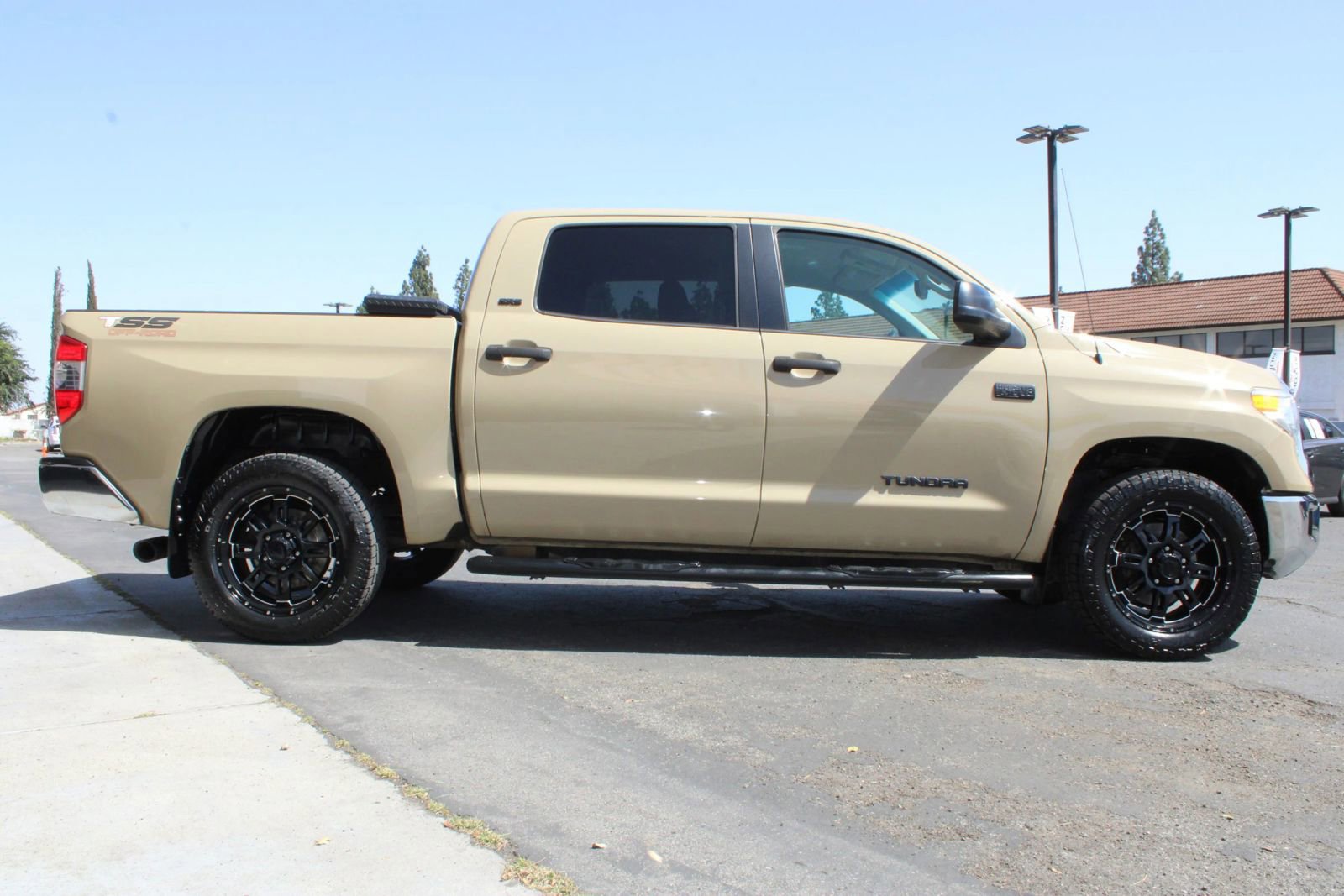 Used 2017 Toyota Tundra SR5 w/ SR5 Upgrade Package image 7