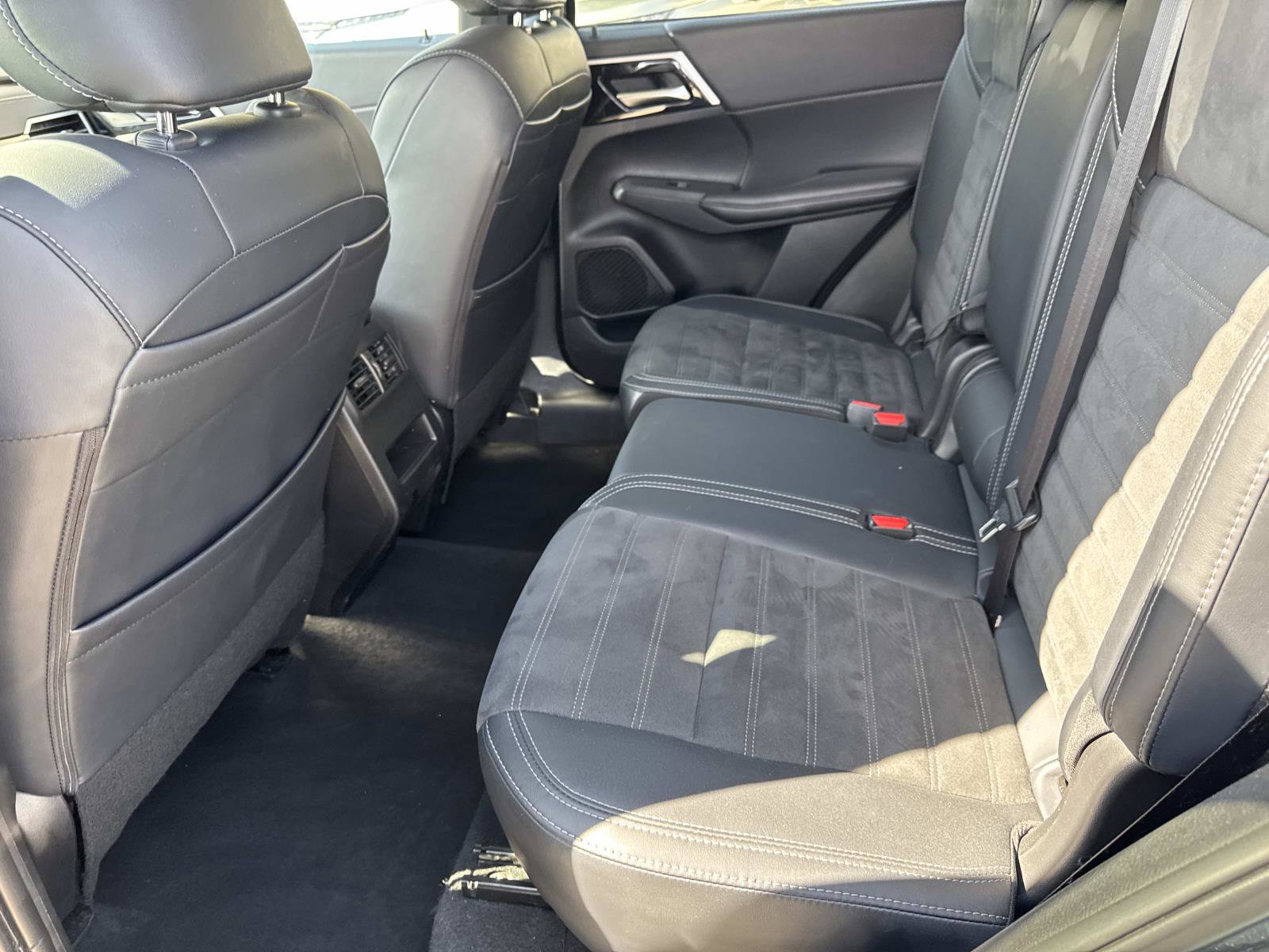 Used 2024 Mitsubishi Outlander AWD image 11