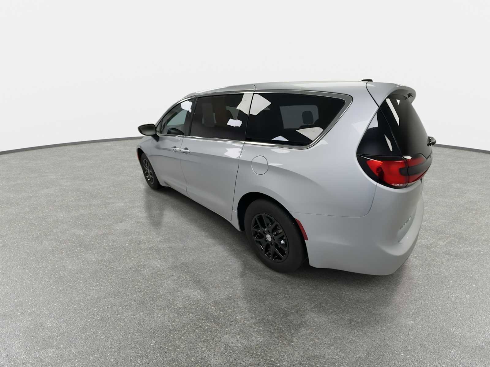 Used 2024 Chrysler Pacifica Touring-L image 6