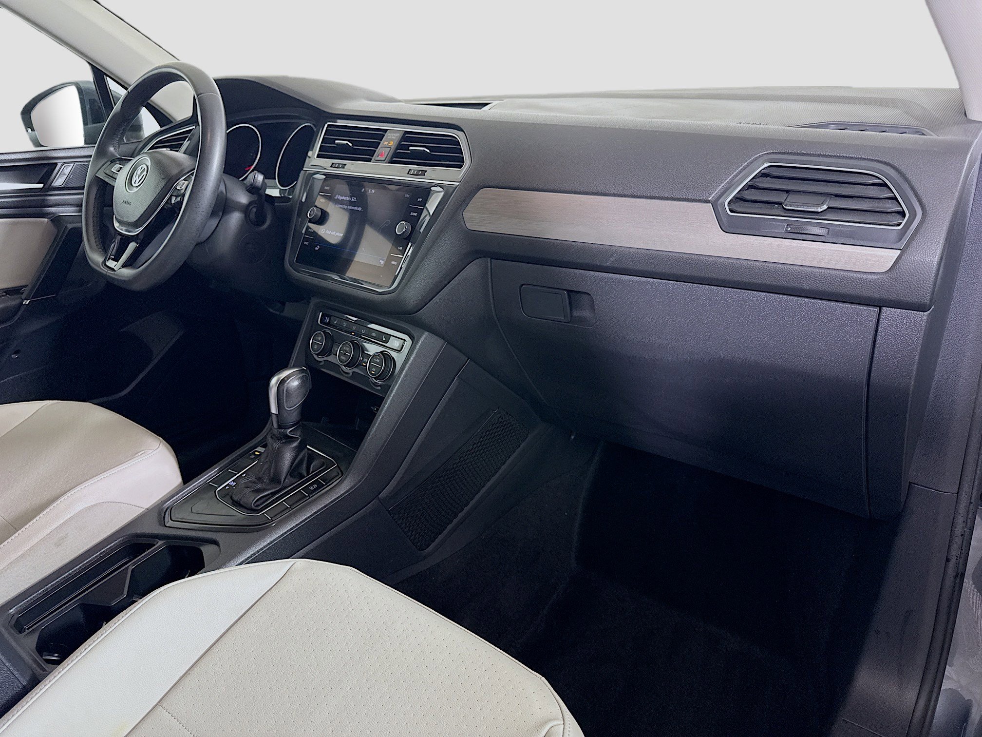 Used 2020 Volkswagen Tiguan SE image 30