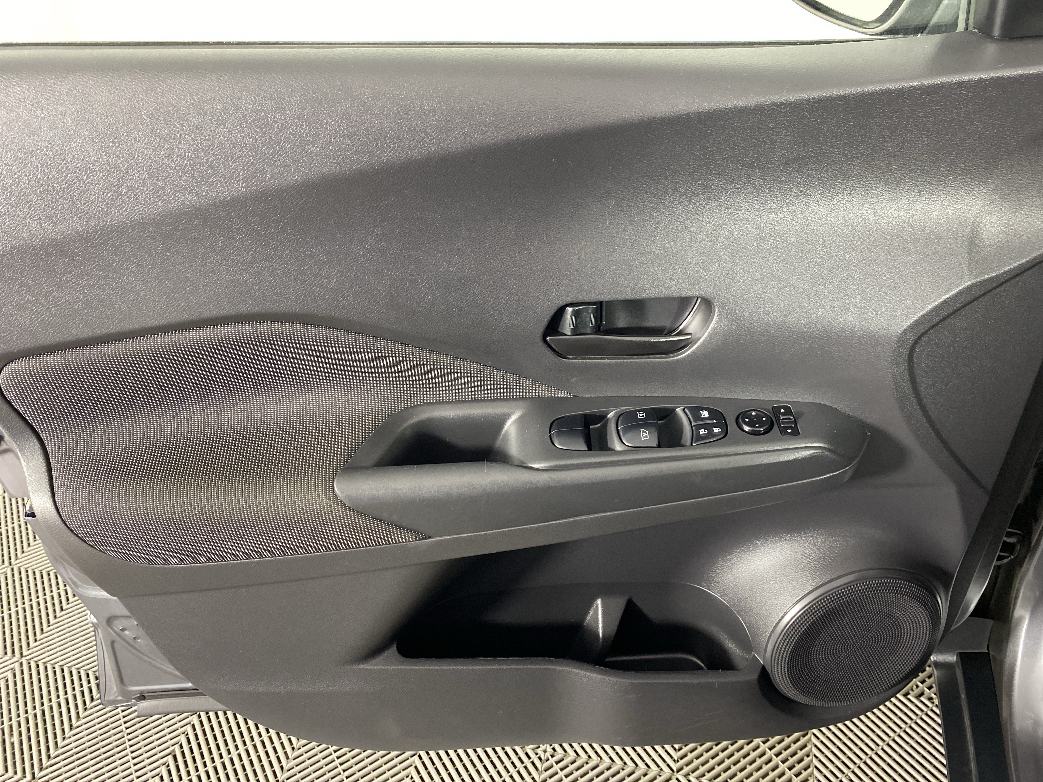 Used 2020 Nissan Kicks S FWD image 13
