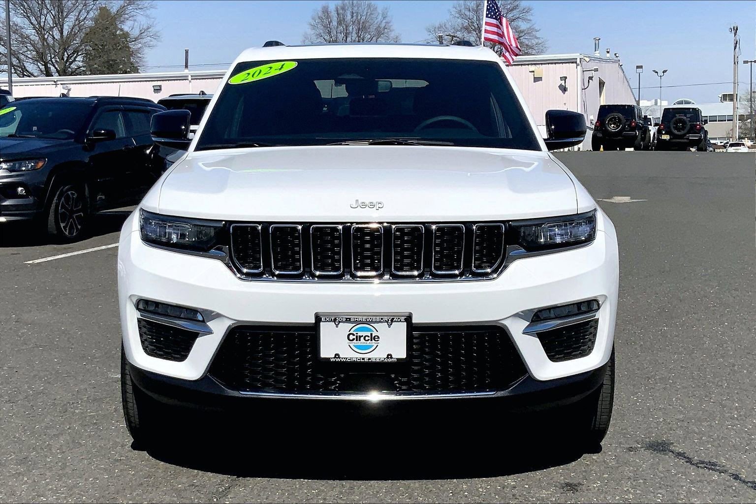 Used 2024 Jeep Grand Cherokee Limited AWD/4WD image 3