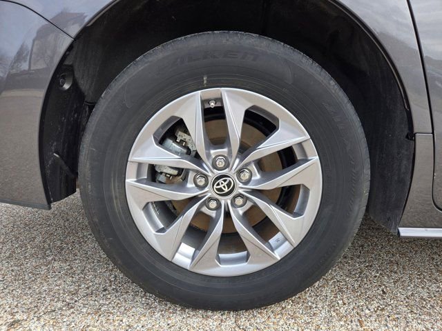 Used 2025 Toyota Sienna LE image 27