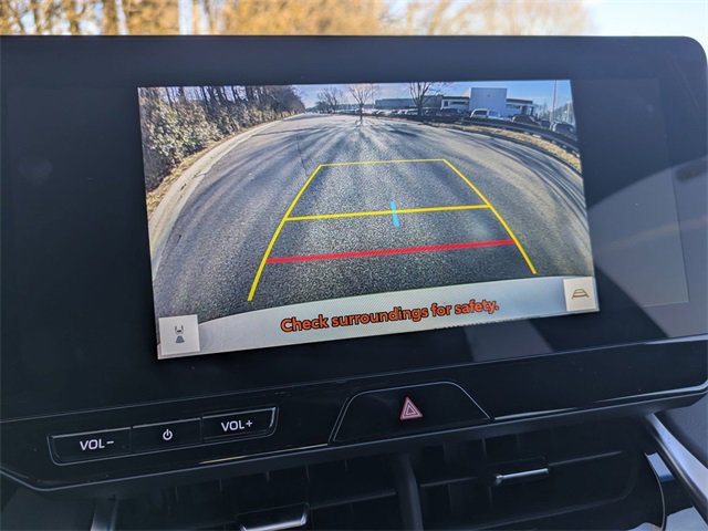 Used 2024 Toyota Venza XLE image 16