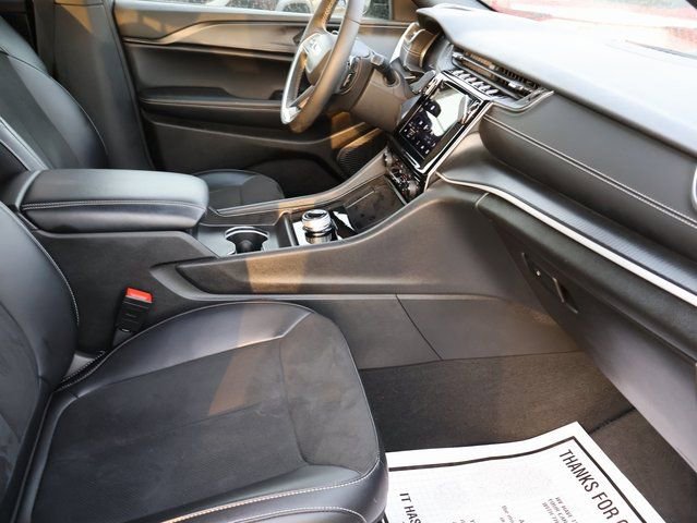 Used 2023 Jeep Grand Cherokee Altitude image 12