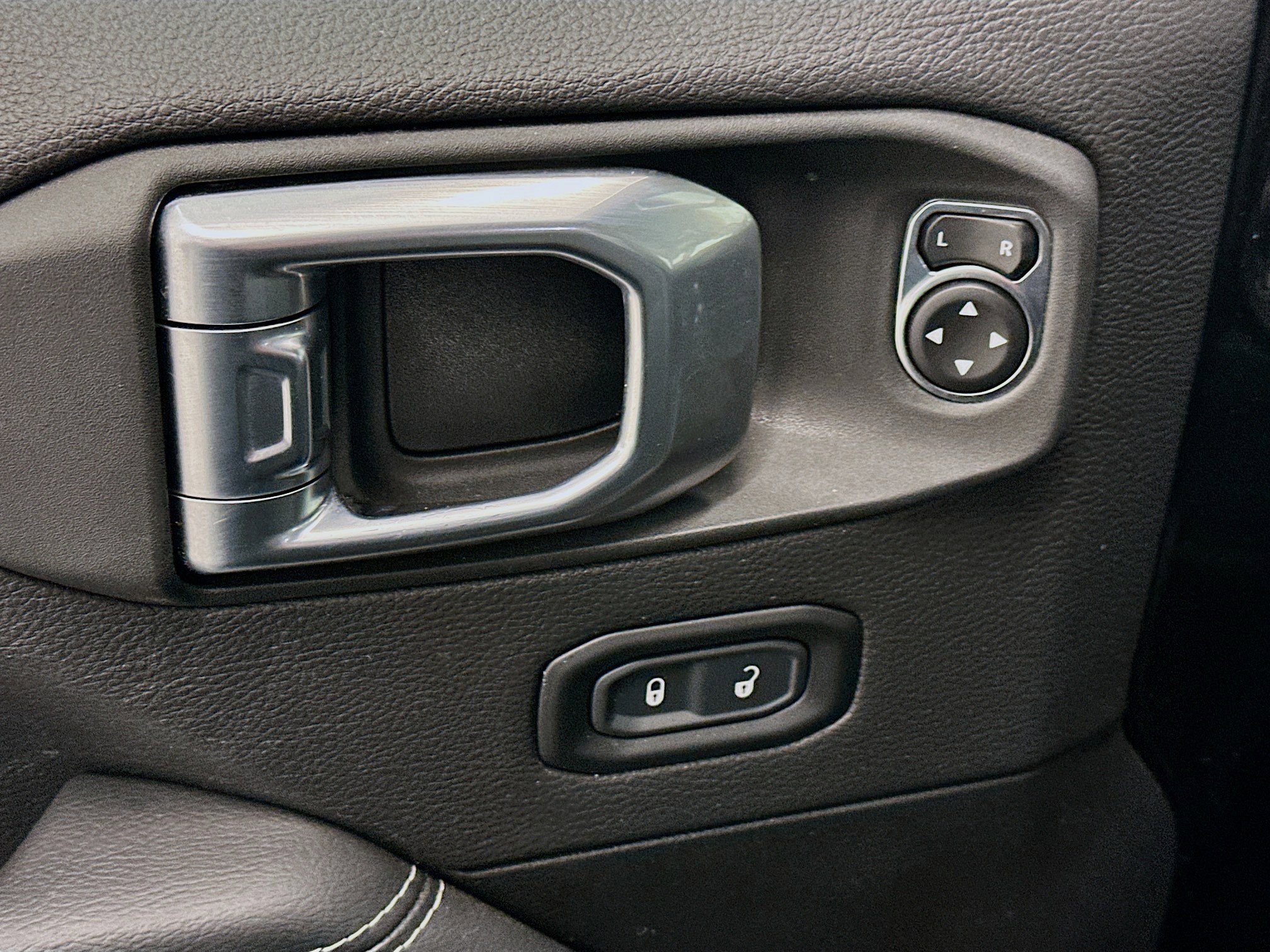 Used 2023 Jeep Wrangler Unlimited Sahara AWD/4WD image 15