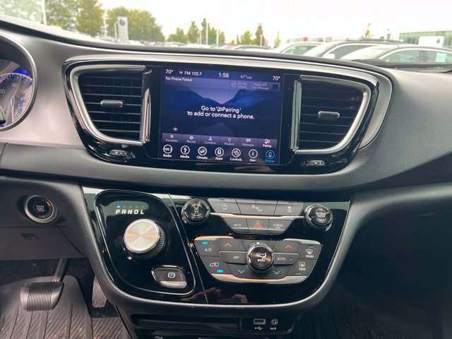 Used 2018 Chrysler Pacifica Touring-L Plus w/ S Appearance Package FWD image 16