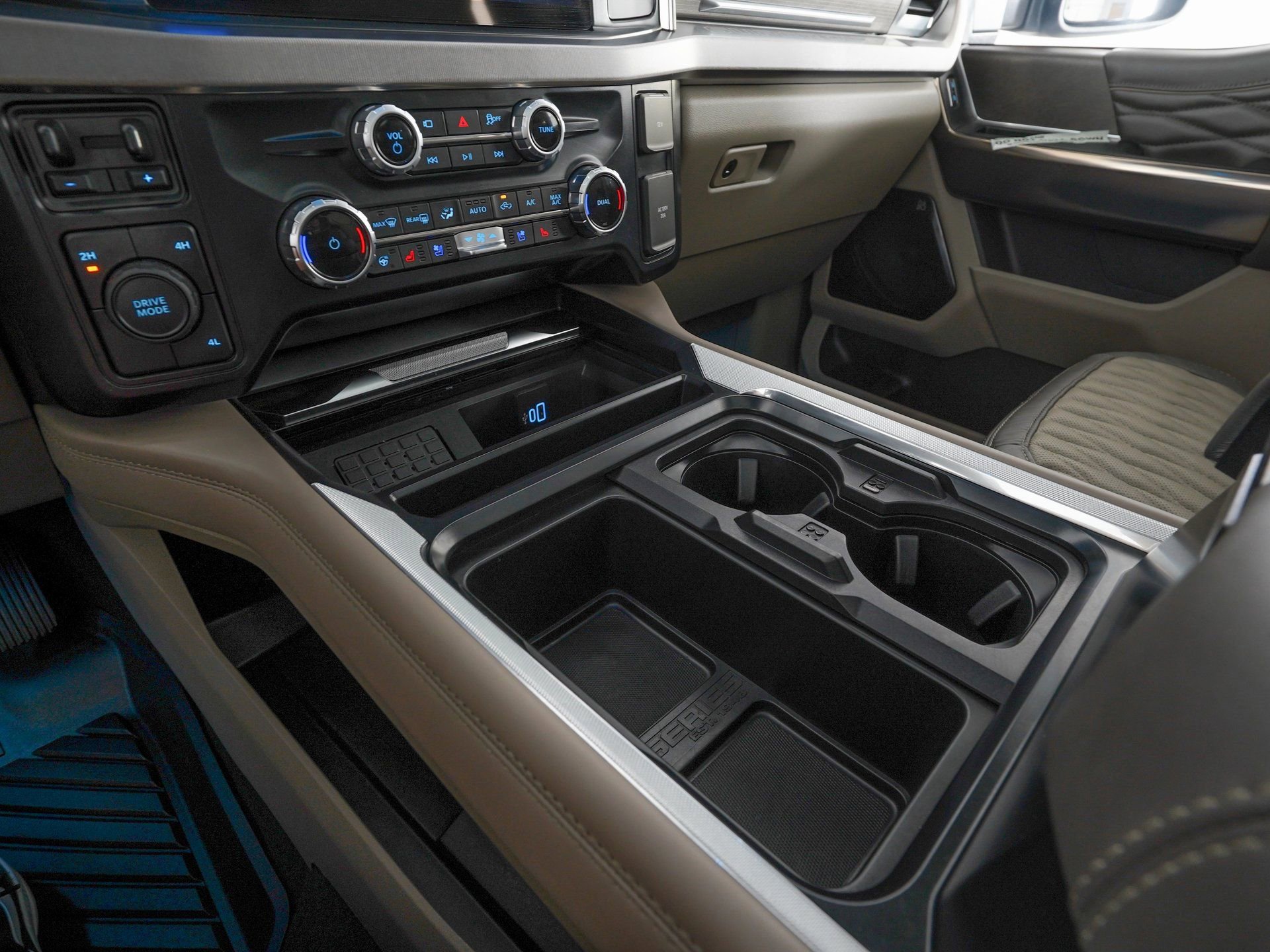 Used 2025 Ford F450 Platinum w/ Platinum Plus Package image 22