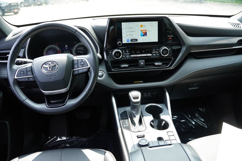 Used 2025 Toyota Highlander XSE AWD/4WD image 21