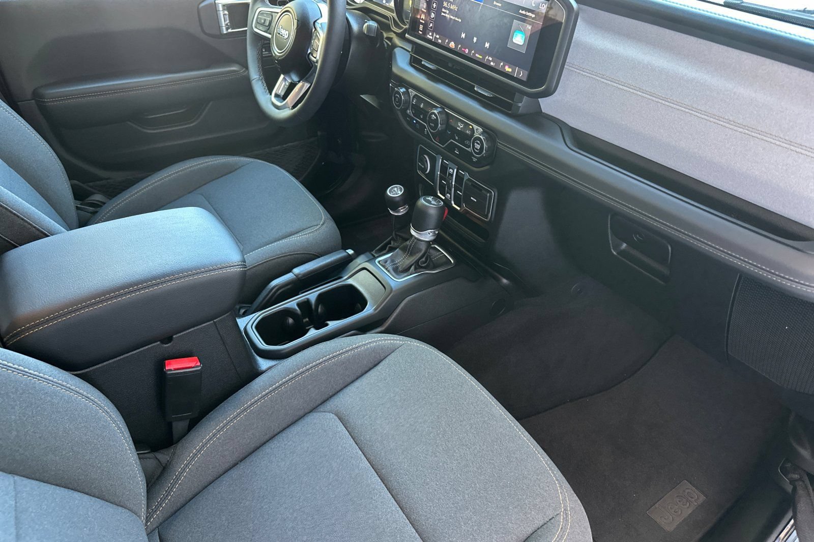 Used 2025 Jeep Wrangler Unlimited Sahara AWD/4WD image 16