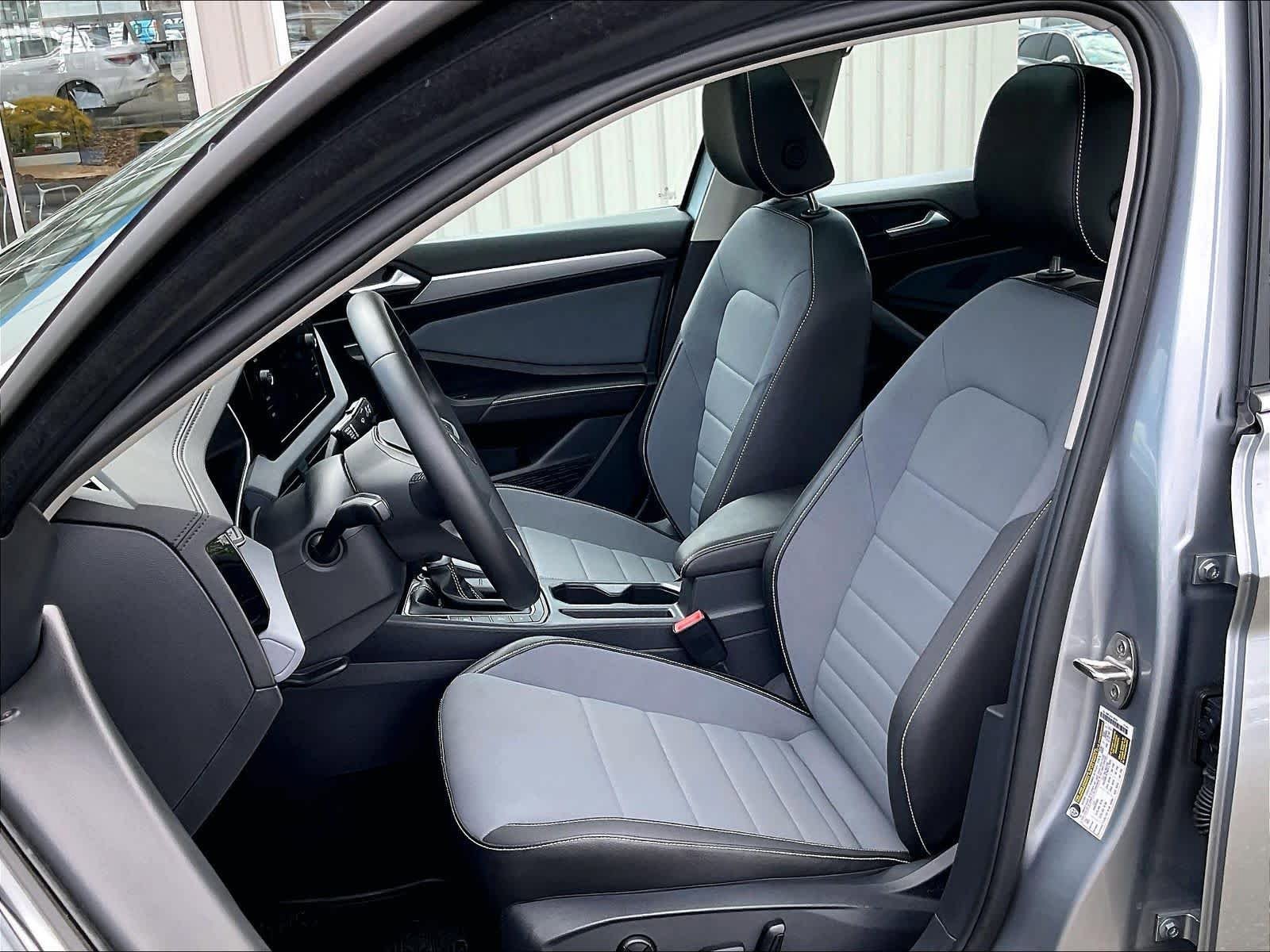 Used 2025 Volkswagen Jetta SE FWD image 10